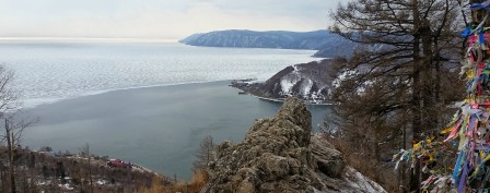 Vue du rocher Tcherskii sur Istok Angara et Baïkal