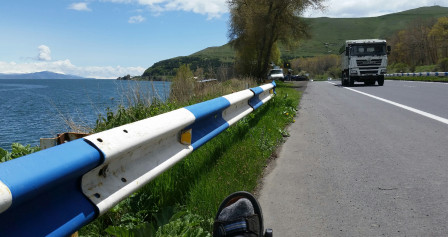 Bande cyclable d'arrêt d'urgence au bord du lac Sevan, mai 2023