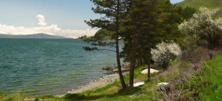 Lac Sevan juste avant la presqu'île de Sevananank, mai 2023