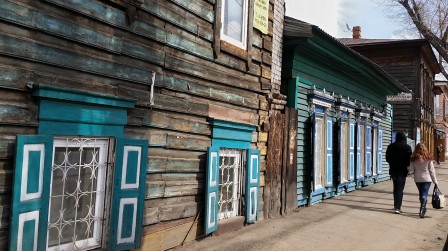 Maisons sibériennes traditionnelles à Irkoutsk : coloris bois brut, ou bleu vert blanc.