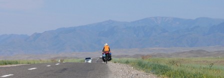 Juan, cyclo-voyageur argentin dans la pampa kazakhe
