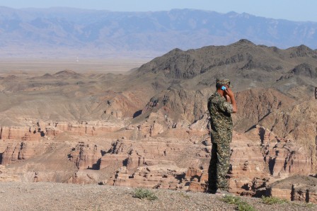 Soldat kazakh en tenue de camouflage. Il y avait des exercices de tirs à environ 20 km en amont