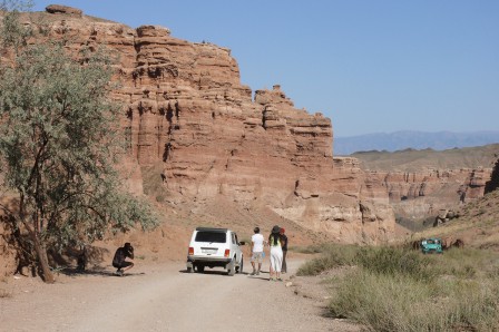 Canyon de Charyn. Navette-taxi Lada 4x4 et touristes dans la vallée des Chateaux