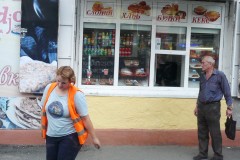Arrêt technique : la conductrice du tram enfile le gilet fluo réglementaire pour aller acheter son casse-croûte, août 2017 Arrêt technique : la conductrice du tram enfile le gilet fluo réglementaire pour aller acheter son casse-croûte