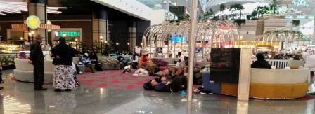 Banquettes matelassées le long deswallées du nouvel aéroport d'Istanbul