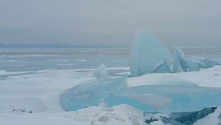 Une faille sur le Baïkal. Jour blanc, glace bleue
