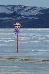 Distance de sécurité à l'échelle sibérienne sur la route de glace