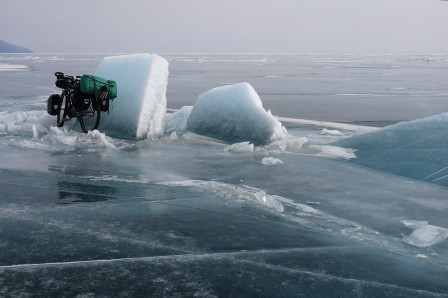 Belles plaques de glace au large d'Olkhon