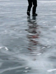 A petits pas sur la glace, pour ne pas reprendre une gamelle