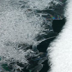 La glace cristallise et forme de jolies décorations avant de fondre