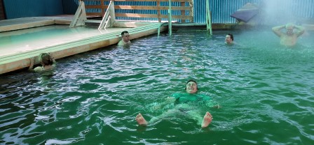 Zhemtchuk : piscine d'eau chaude dopée au radon,  en plein air