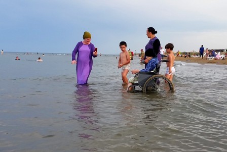 En famille à la plage d'Izberbash. Même les PMR en fauteuil vont faire trempette.