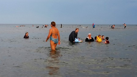 Au Daguestan, on se baigne aussi bien en bikini qu'en robe longue.