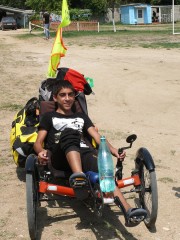 Essai de tricycle dans le camp TchGU de Manas. Vue de face