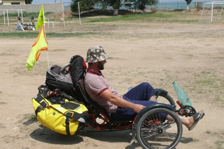 Essai de tricycle dans le camp TchGU de Manas. Vue de profil
