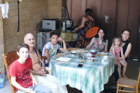 Pause-thé sous le préau d'une maison de la vieille ville à Derbent
