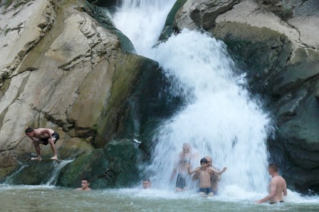 Khanagskiy vodopad, la cascade en amont de Khutchni