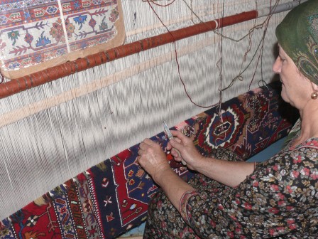 Arkit. Métier à tapis dans une maison du village, août 2018