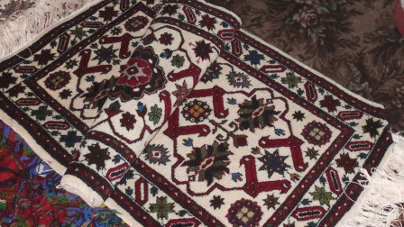 Un petit tapis tabasaran à Arkit, chez une voisine de Mina et Tverüz