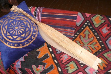 Musée de Gunib. L'instrument à 3 cordes posé sur les kilims est un pandur