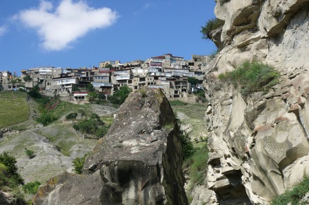 Vue sur Tchokh entre des rochers depuis la petite route en contrebas