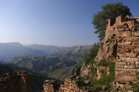 Ruines de Gamsutl. Au loin, la montagne de Gunib