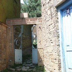 Un des portails menant à l'école. Gravé dans la pierre, il est écrit que chaque citoyen de l'URSS a droit à l'éducation