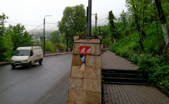 Rue principale montant en lacets  vers le centre de Dilijan, mai 2023