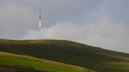 Une antenne émerge des nuages au col Sevan, mai 2023