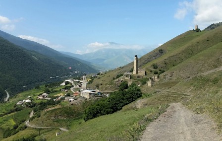 Lyazhgi, village ingouche. Au fond, l'Ossétie