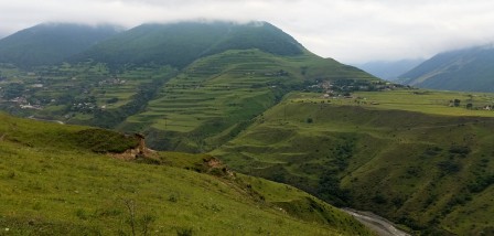 Vallée de l'Akhmi vue de la piste touristique Tchmi - Beyni