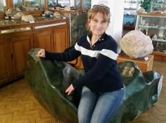 Marina Valerievna, ma prof de russe à Irkoutsk, assise dans la plus grosse pierre de jade ou de néphrite connue