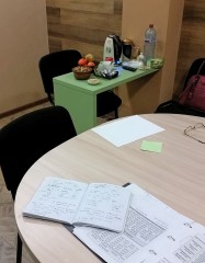 Mon école et le matériel indispensable : classeur, cahier, et tchaïnik