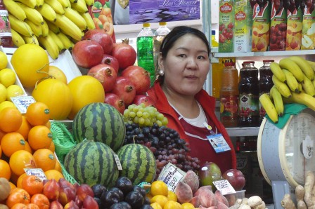 Irkoutsk. Vendeuse bouriate et fruits ouzbeks dans la halle du marché central