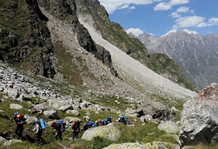 Alpinistes russes dans un champ de cailloux