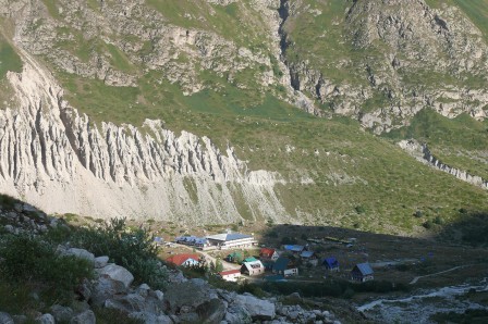 Alplager de Bezengi vu depuis le sentier qui remonte le vallon du Mizhirgi