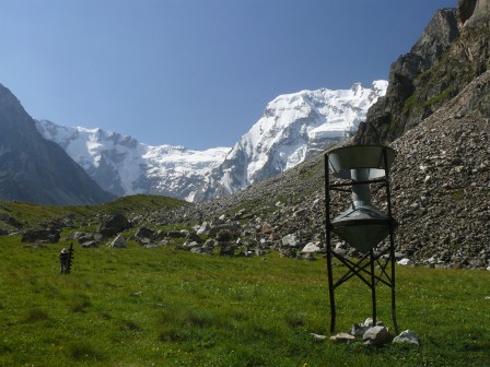 Vallon du Mizhirgi en amont de l'alplager de Bezengi : vestiges de station météo dans un alpage exposée aux chutes de bloc