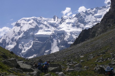 Alpinistes russes en chemin pour le camp 1 du Koshtan-tau ou du Dykh-tau