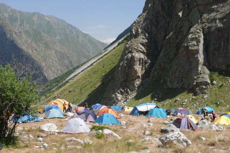 Alplager de Bezengi : le terrain de camping avec vue sur les parois de l'école d'escalade
