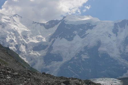 Mur de Bezengi vu depuis le pied du glacier. Pour le Shkhara (5201m), prendre au fond à gauche