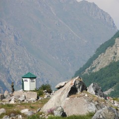 Cabane de garde-frontière entre l'alplager et le glacier de Bezengi