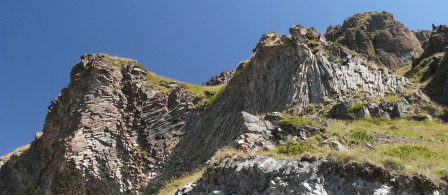 Colonnes basaltiques sur les flancs de l'Elbrouz