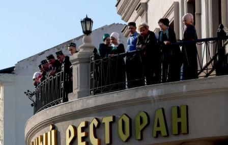 Terrasse d'un restaurant rue Bauman, centre de Kazan, avr. 2016