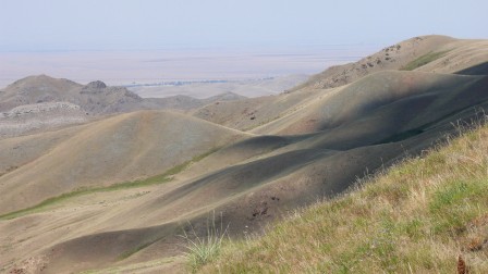 Descente du col de Kegen. Au fond, la steppe entre les cols Alasa et Kegen.