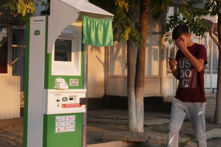 Zharkent. Automate des télécomm kazakhes avec son mignon petit rideau pare-soleil