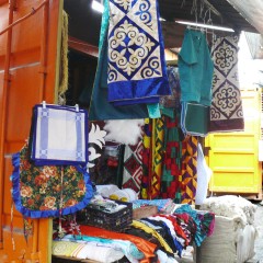 Zharkent. Etal de tissus au bazar central