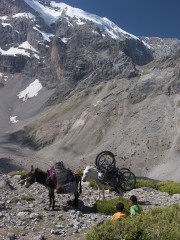 Intermodalité vélo+âne dans les monts Fan (Tadjikistan)