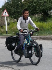 Un gamin kyrgyz tout fier d'essayer mon vélo