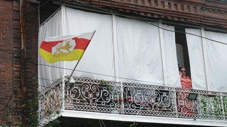 Vladikavkaz, capitale d'Ossétie du Nord - Alanie. Un balcon dans un quartier qui fut un jour cossu