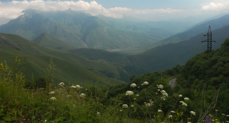 Vallée du Suargom ; au fond, l'Ingouchie